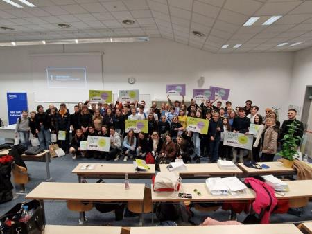 POPOLNOMA RAZGRADLJIVI OVITEK ZA TELEFON, IDEJA SKUPINE FANTOV OŠ KNEŽAK, KI GRE V SLOVENSKI FINALE 3